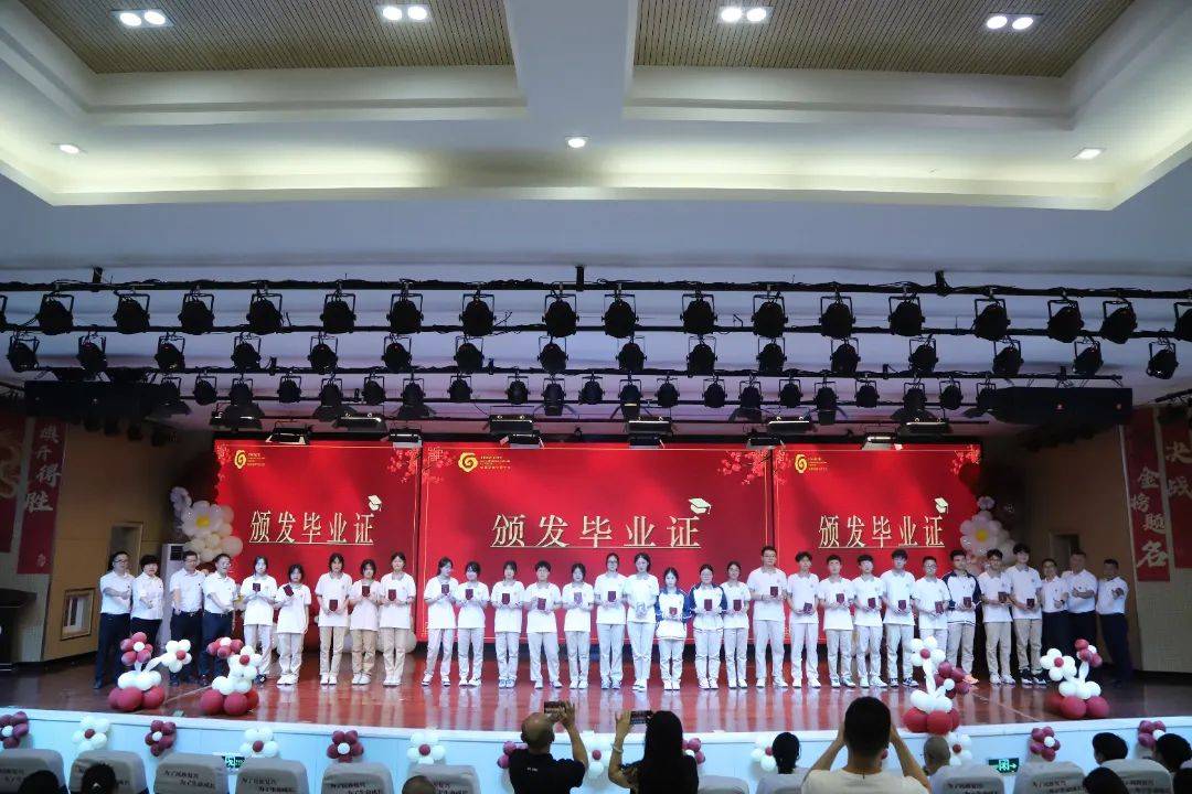 各班同学有序登台,学校领导为同学们一一颁发毕业证书.