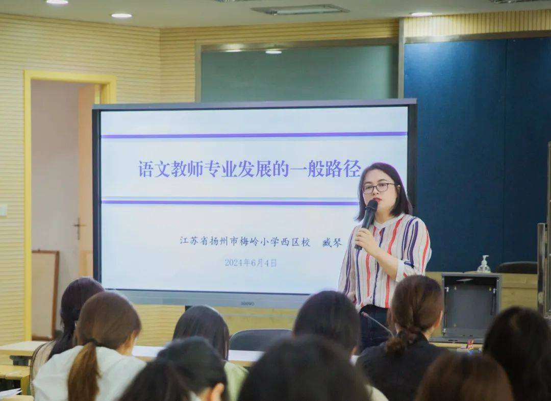 赠书总结最后,臧琴副校长向工作坊所有成员赠送《与一线老师谈科研》