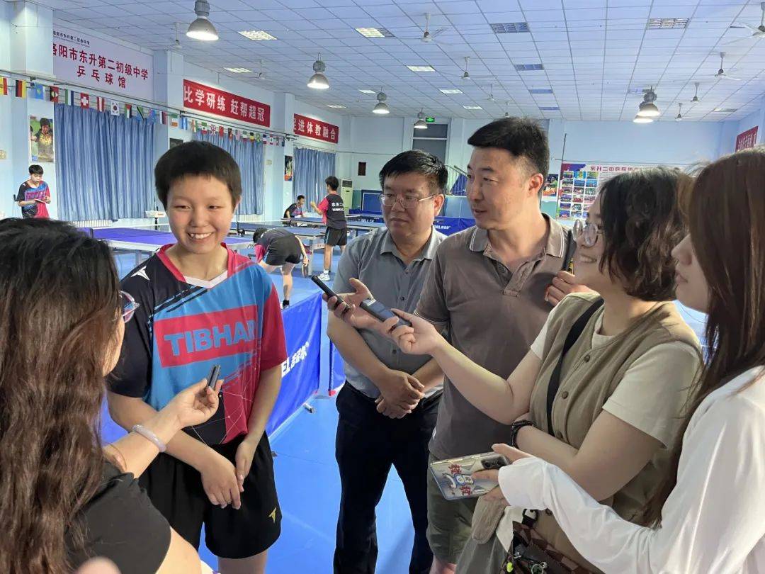 馆,观摩了校乒乓球队训练,对学校乒乓健儿河南省锦标赛单打冠军杨涵希