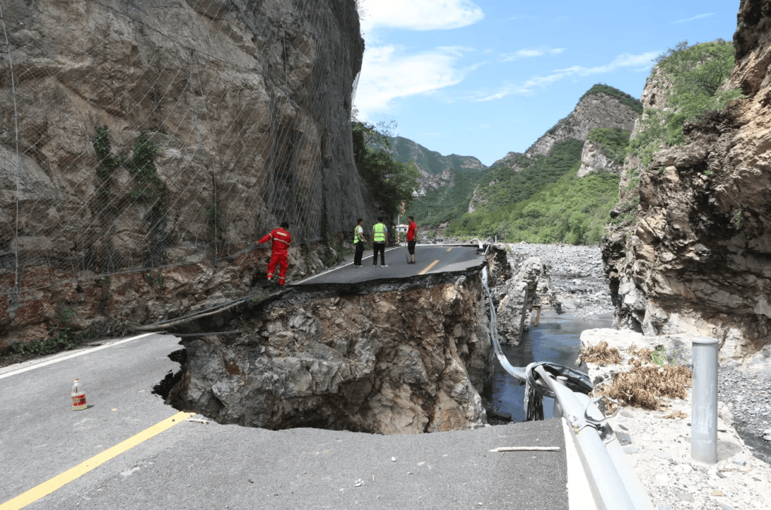 8月2日夜里11点左右,北京城建集团抢险大队接到指令,房山区大安山乡