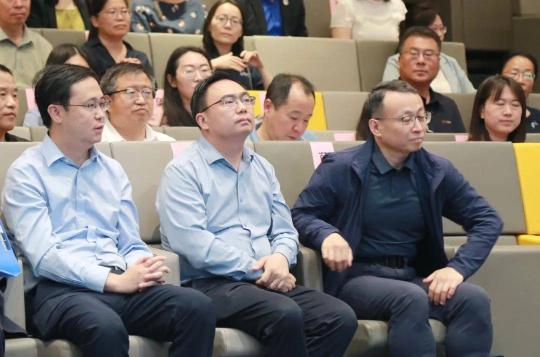 市教委副主任王方,市教委人事处处长宋晓晖,民办教育处处长马驰知