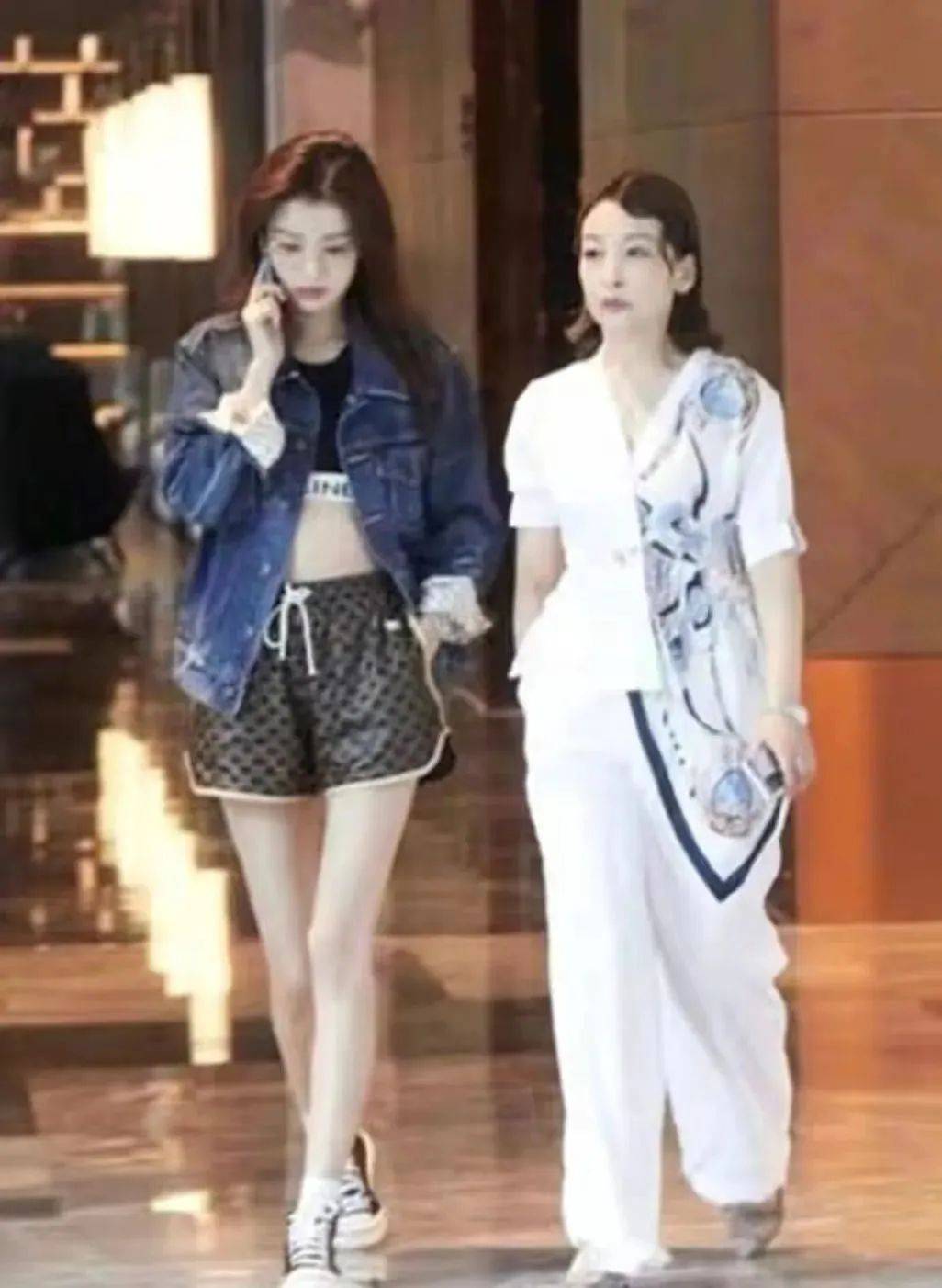 孙怡妈妈也太美了,撞脸李冰冰身材更精致,年近6旬看着却像30岁