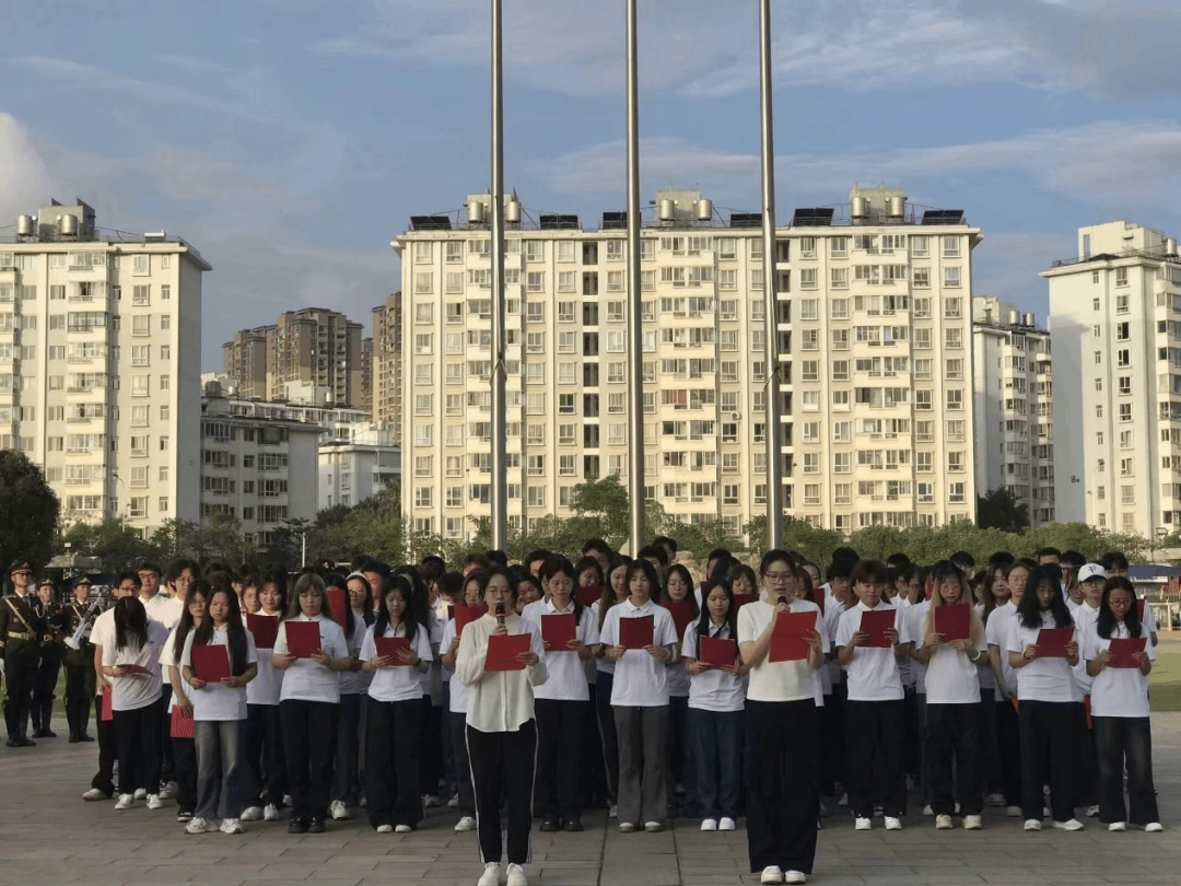 培根铸魂育新人|"在国旗下集合"第十期:烟草学院组织开展升旗仪式