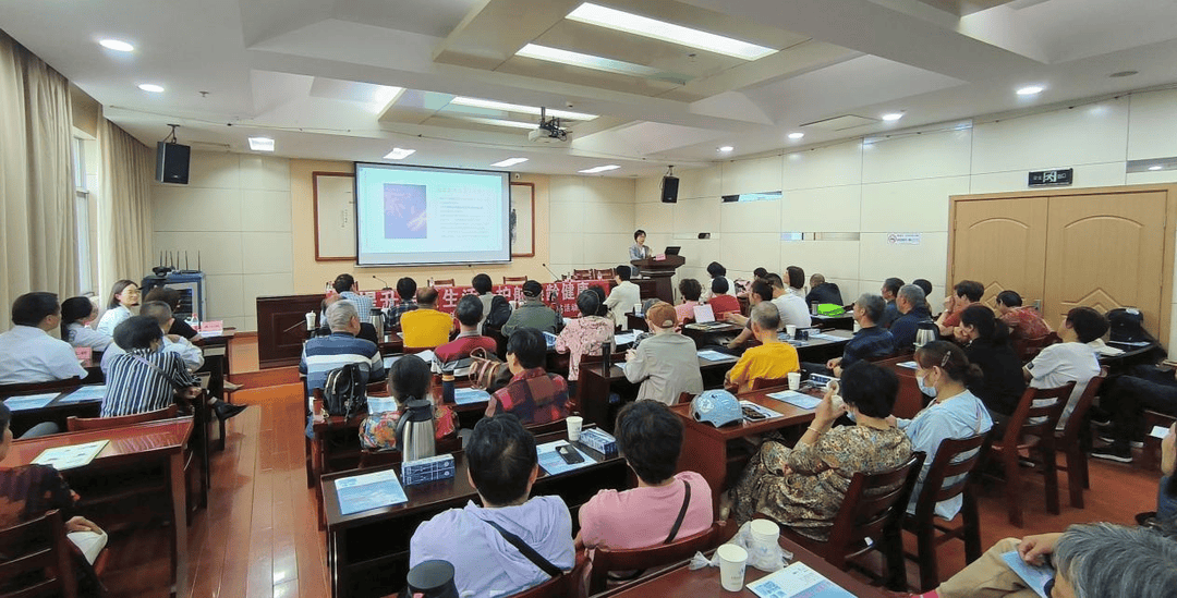 上午9时30分,惠山区人民医院二楼会议室内已是座无虚席,许多居民听闻