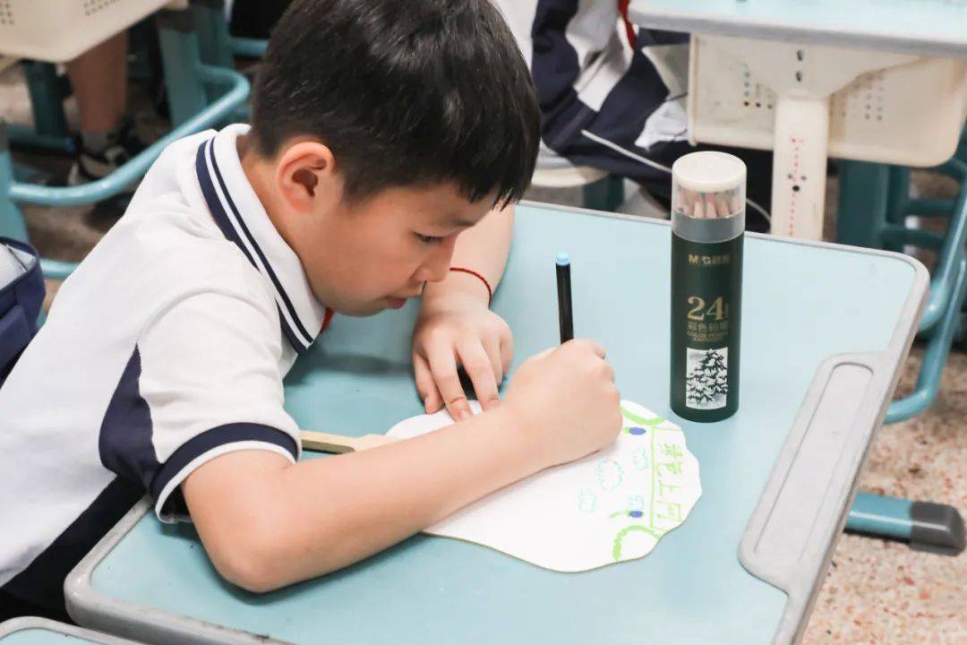 学生们用画笔在纸扇上绘制了他们心中的网络文明世界,展现了真善美