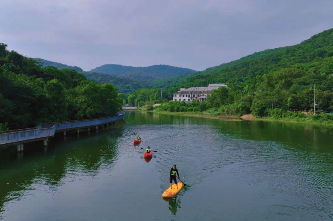 上水面宽阔清澈,自然人文浑然一体褒禅山营地旁的北山水库在急鼓声中