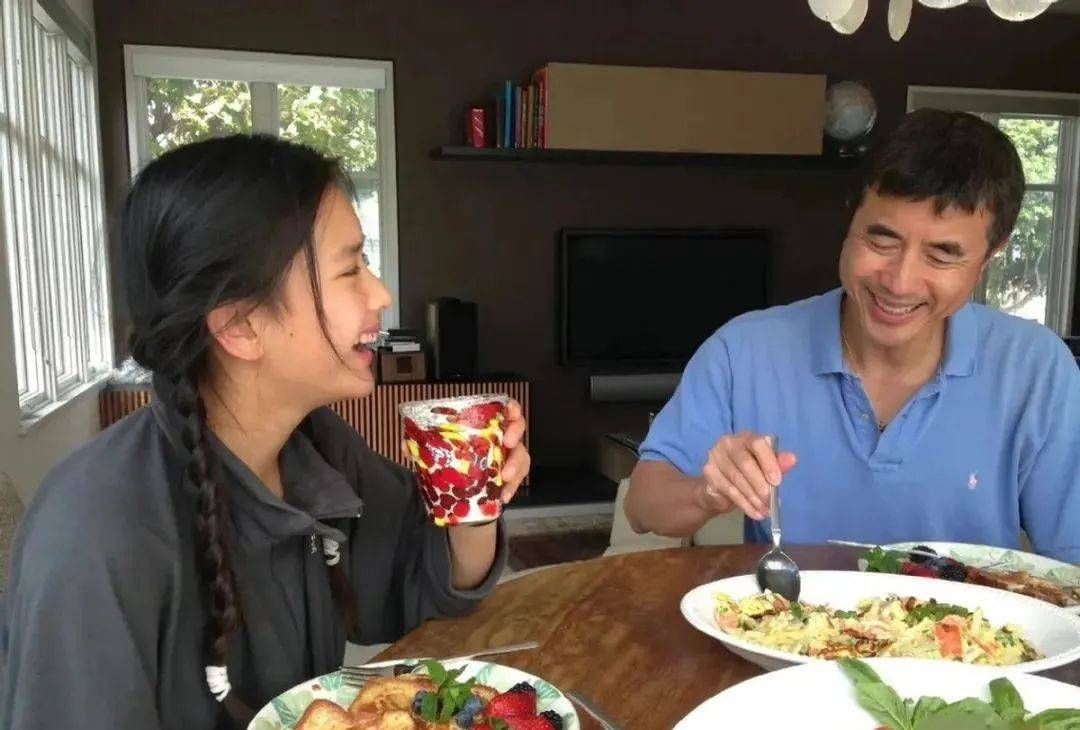 61岁陈冲罕晒全家福!老公西装绅士儒雅,俩女儿裙装貌美如花