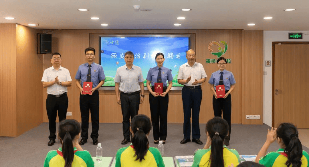 普法宣传资料,省市区教育部门领导向检察官代表颁发法治副校长聘书