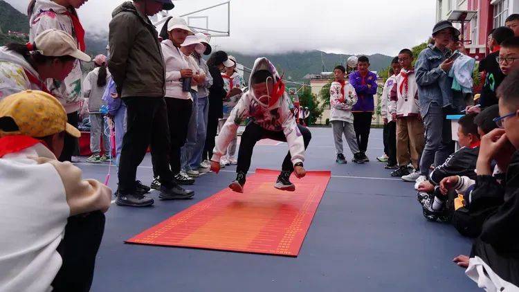 下的少年,田径场的激情——德钦县示范小学"庆六一"夏季田径运动会