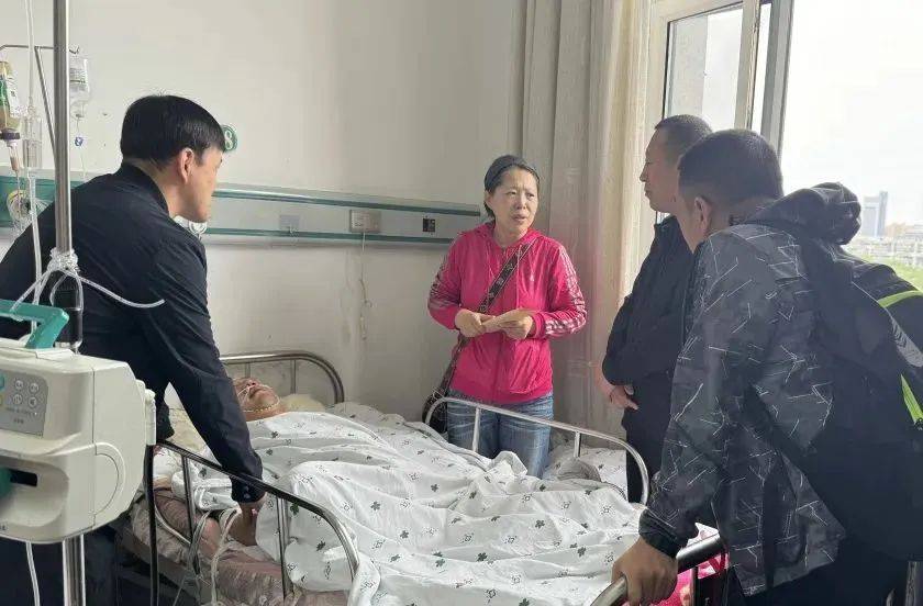 佳木斯监狱领导第一时间赶到医院,立即了解孟军的的病情及治疗方案