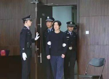 2014年8月,房祖名在其北京的住所内与柯震东吸食毒品被警方抓获,后被