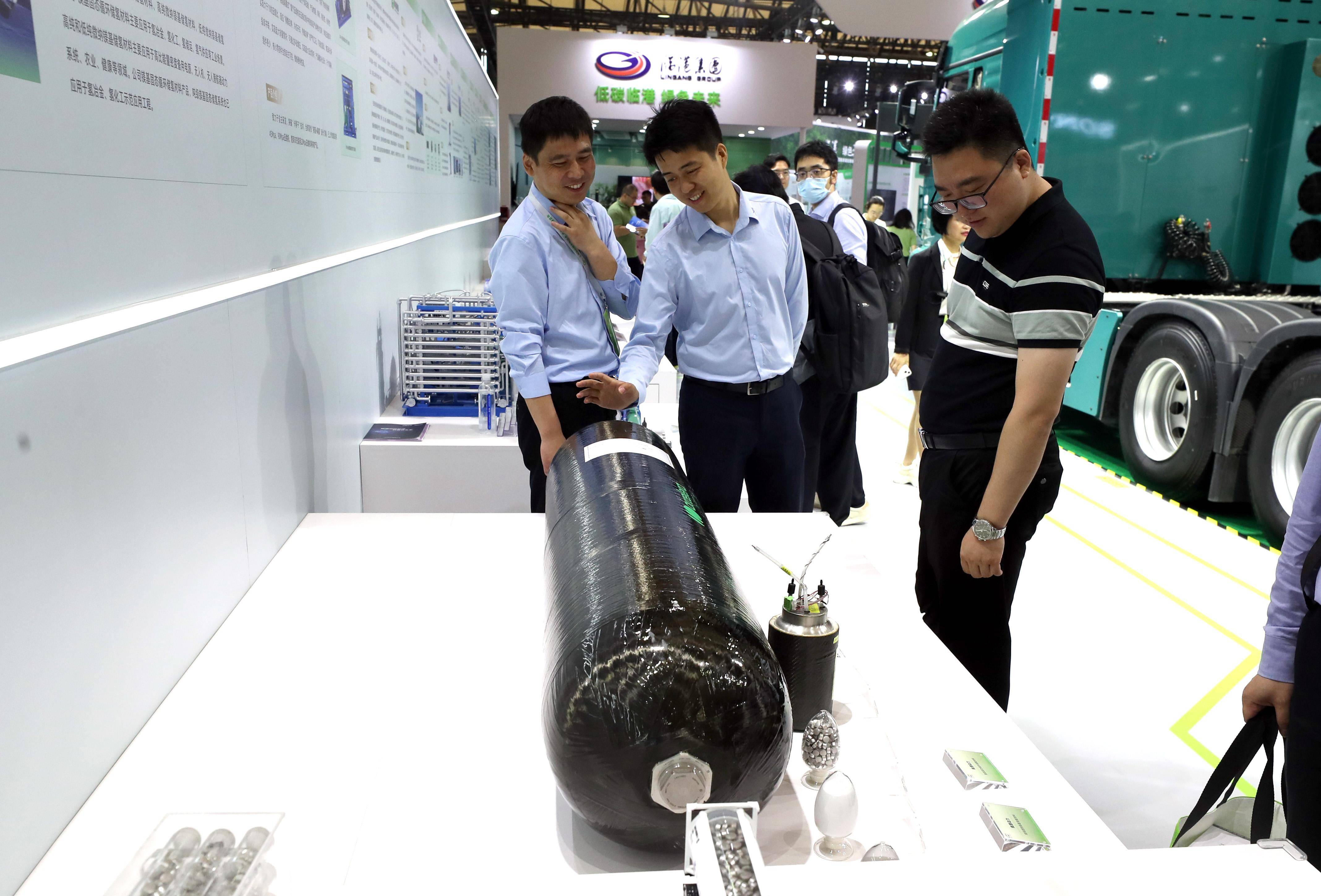 2024上海国际碳博会在沪举行_新华社_方喆_参观者