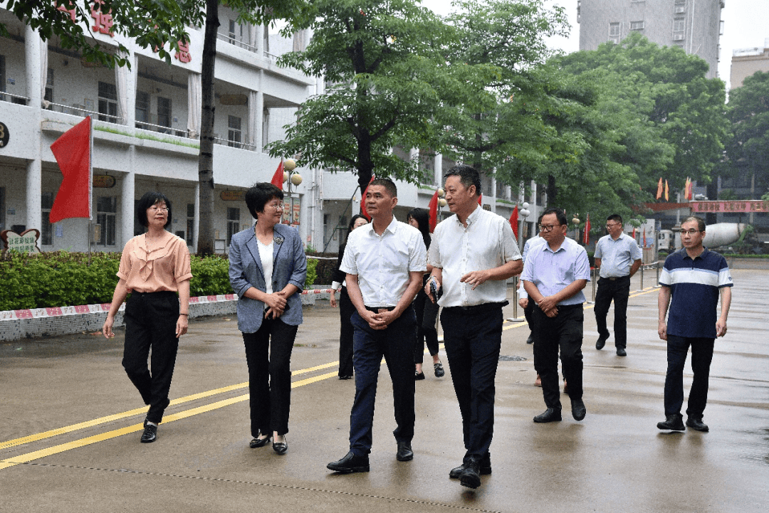 检查组先后到林百欣中学,下蓬中学等考点,走进考点入口和考务室,保密