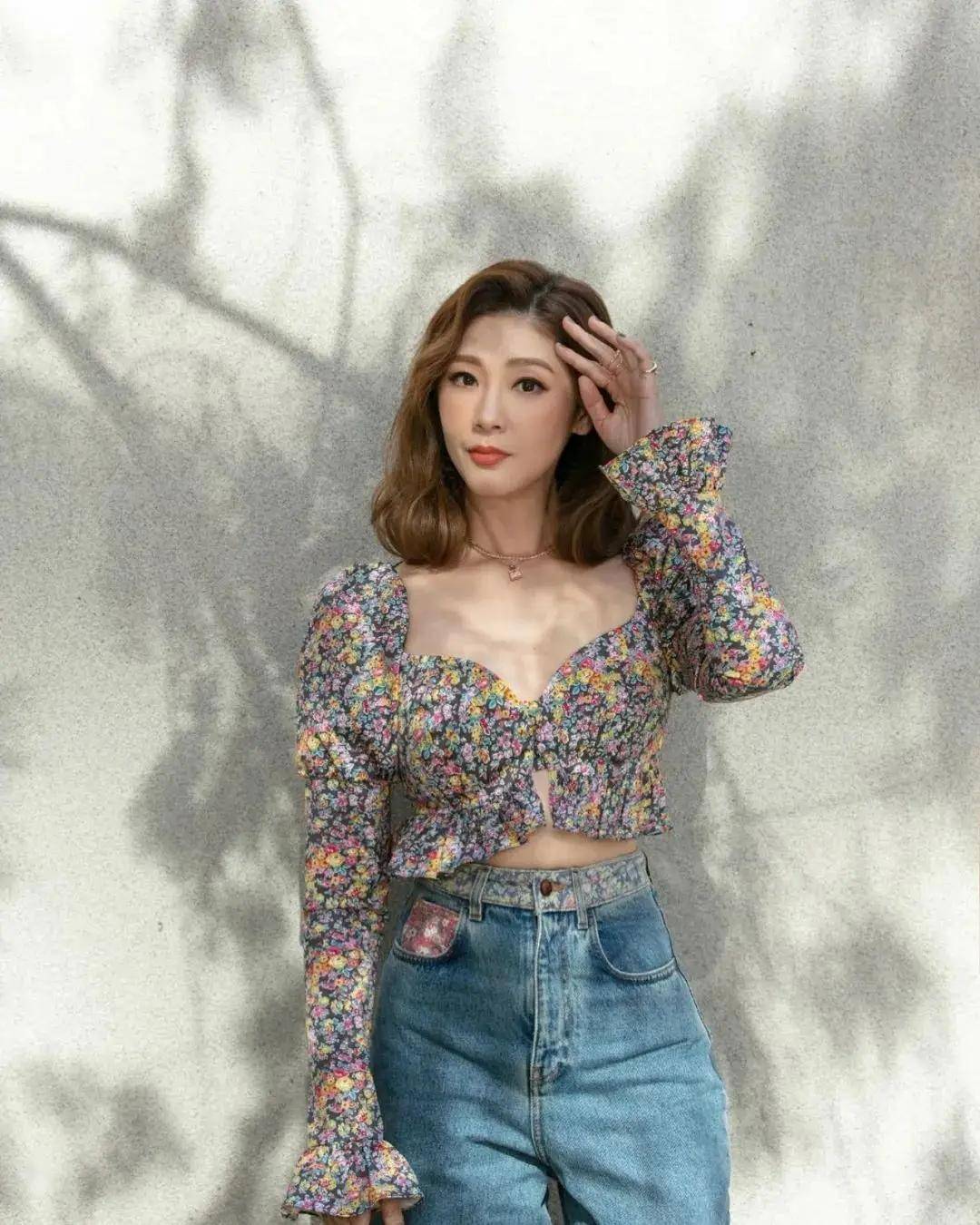 她是港姐冠军,嫁豪门经历不光彩长子优秀,今50岁保养效果太惊人