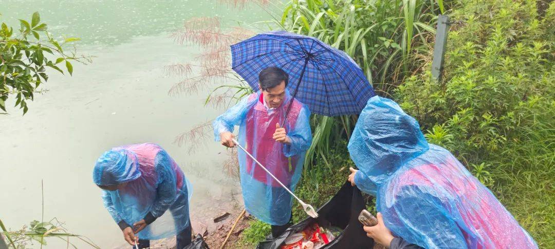 世界环境日,永嘉志愿者雨中赴水源地净滩,走进企业宣讲"减污降碳"