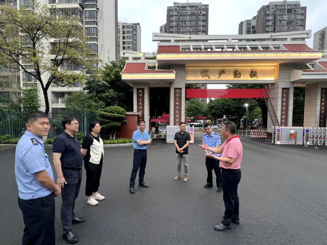 青阳街道主要领导带队到晋江一中检查高考考点准备情况