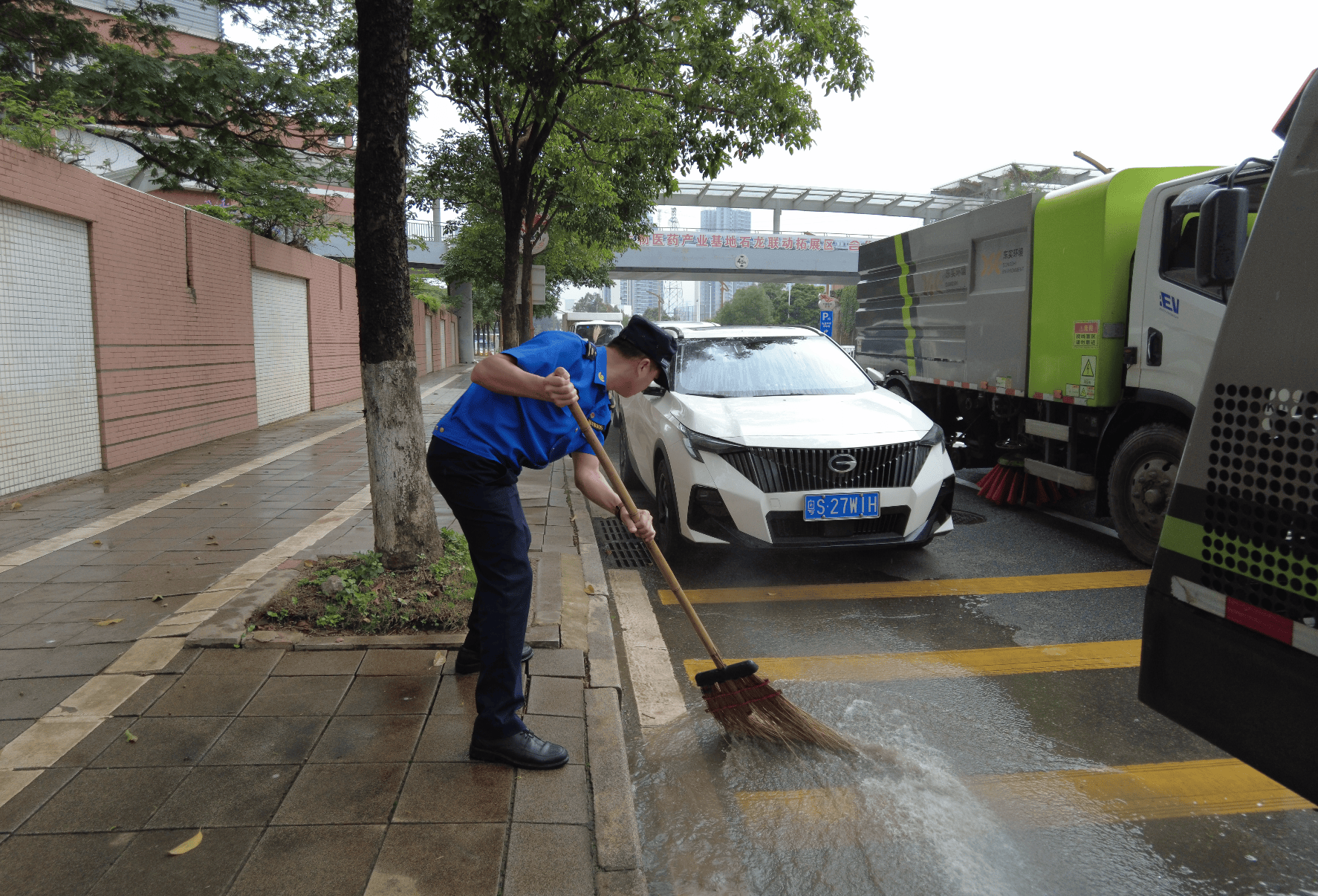 东莞石龙城管全面启动高考护航行动