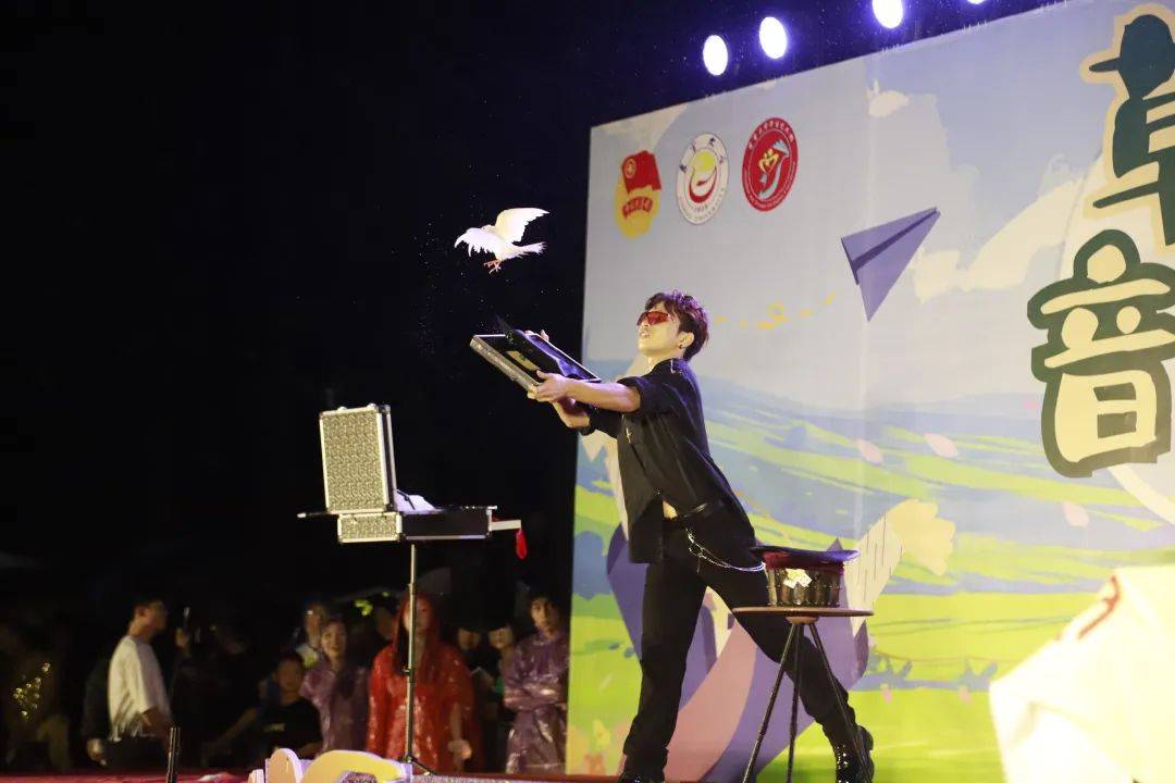 草地音乐节|不说再见!校园最后的雨夜我们在一起!_舞台_青春_观众