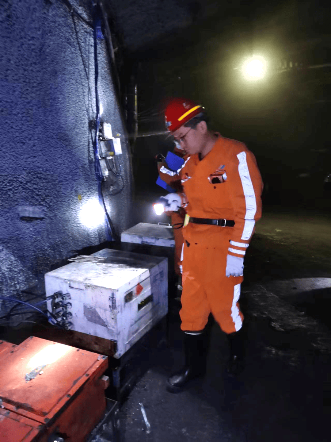 不连沟煤矿副矿长王振华带队入井对全矿开展拉网式机电运输系统专项