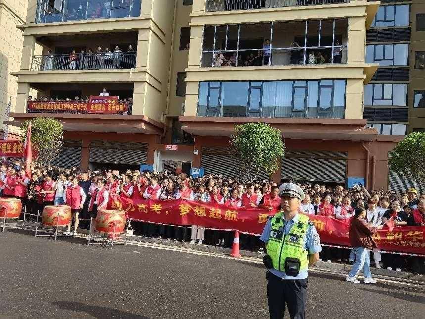 据了解,今年桃江四中1076名高三学子参加高考.