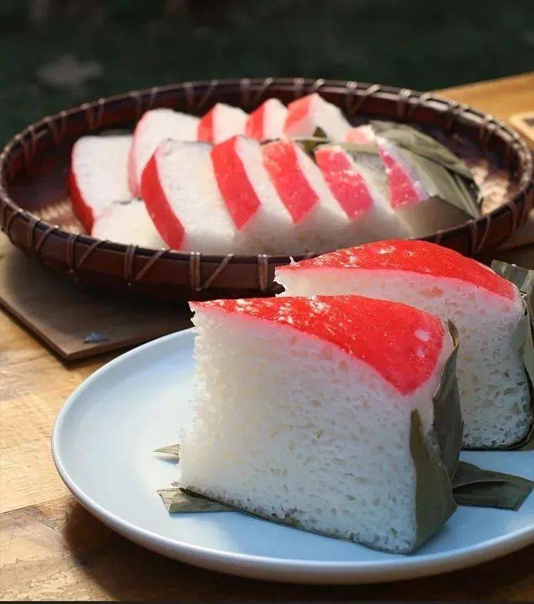 发糕香软甜蜜的百果糕由糯米制作而成,加入金桔饼,核桃肉,蜜饯果脯