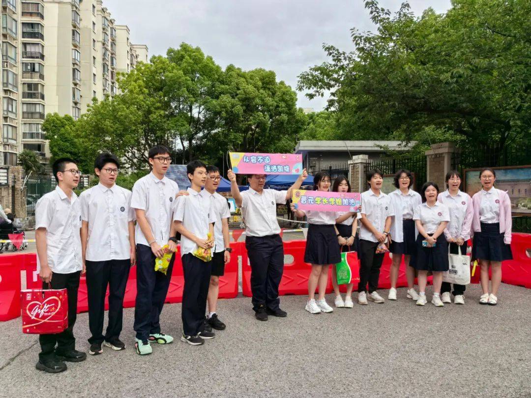 上海市曹杨第二中学语文送考团队为考生加油打气普陀区上海市仙霞高级