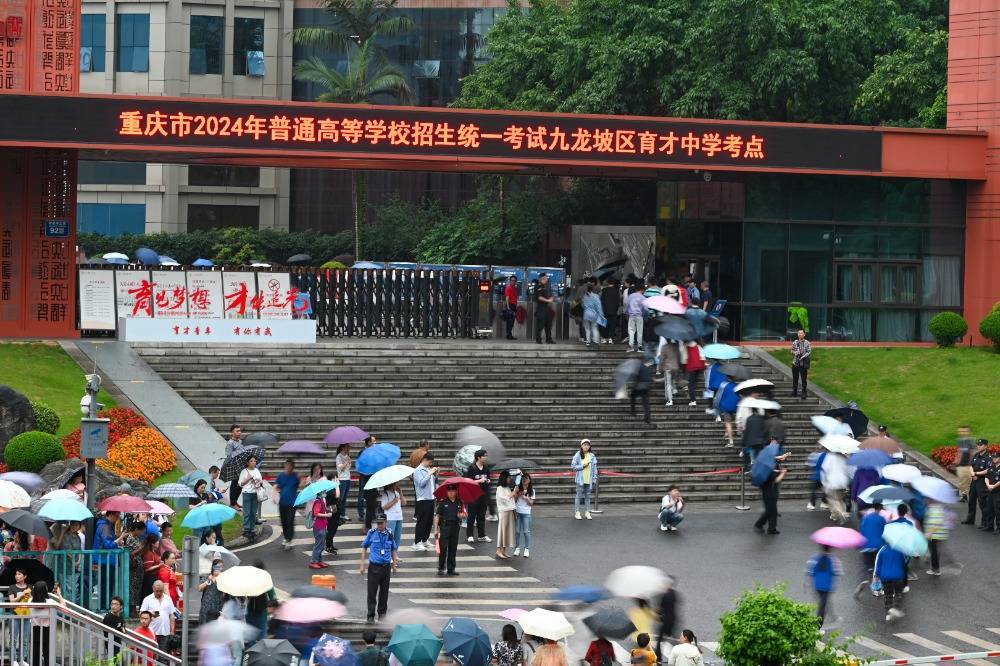 6月7日早上8:30,酉阳县酉阳二中考点,一名考生背着腿脚不便的同学
