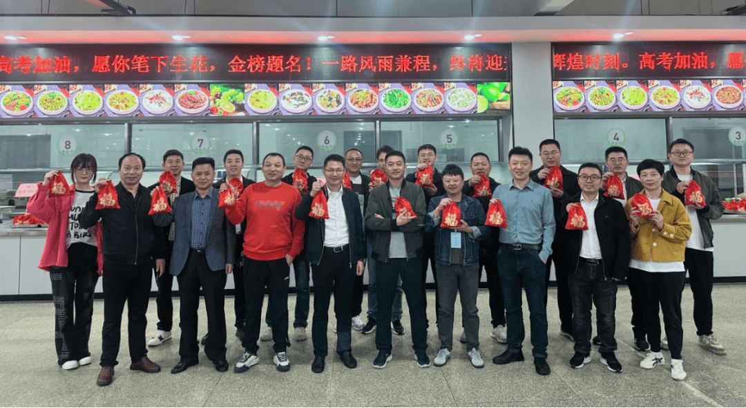 衢州市仲尼中学衢州博文中学的老师们列队为考生