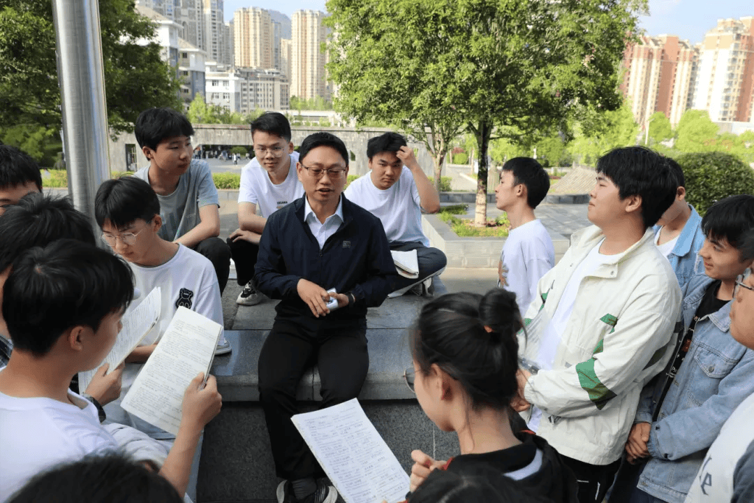 巴中二中考点监考老师有序进入考场南江县实验中学考点南江中学七一