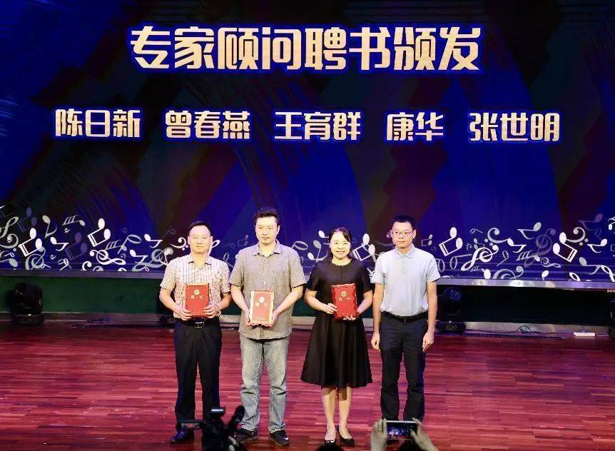 佛山市教育局教研室美术教研员,佛山市书协教育工作委员会主任陈日新