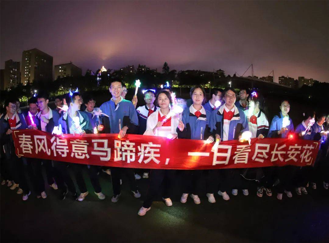 江山市滨江高级中学高考首日,江山市滨江高级中学的老师们身穿红衣,拉
