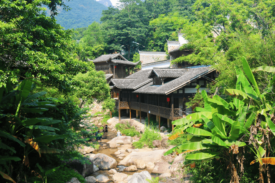 云髻山麓下的云髻古镇,仿佛是一个时光隧道,让您能够穿越回那个古老而