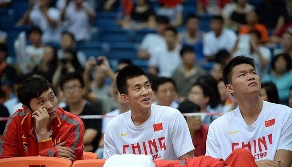 辽宁男篮主教练杨鸣,广东宏远总经理朱芳雨和前方的郭艾伦,范志毅连线