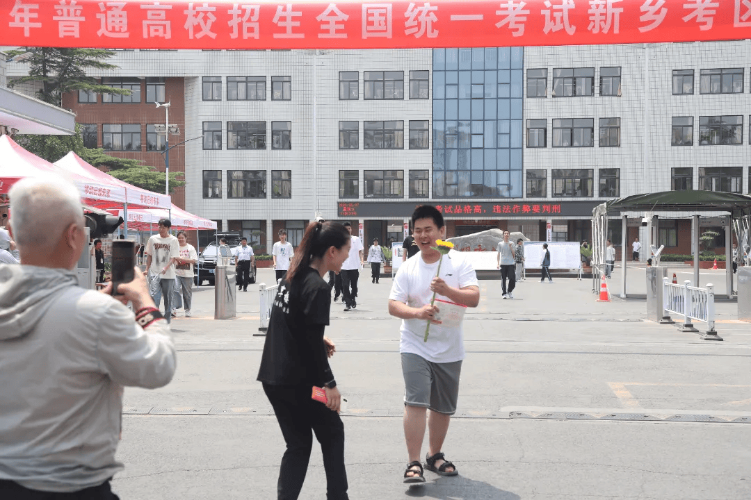 新乡市延津县高级中学考点外的家长与考生辉县一中考点辉县二中考点