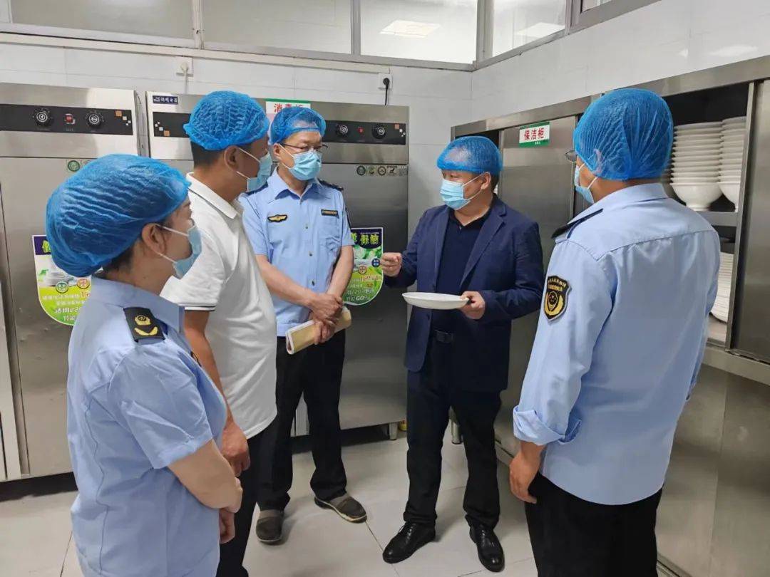 张立明一行,先后到黄陵中学考点,黄陵党校监考老师驻点,详细了解学校