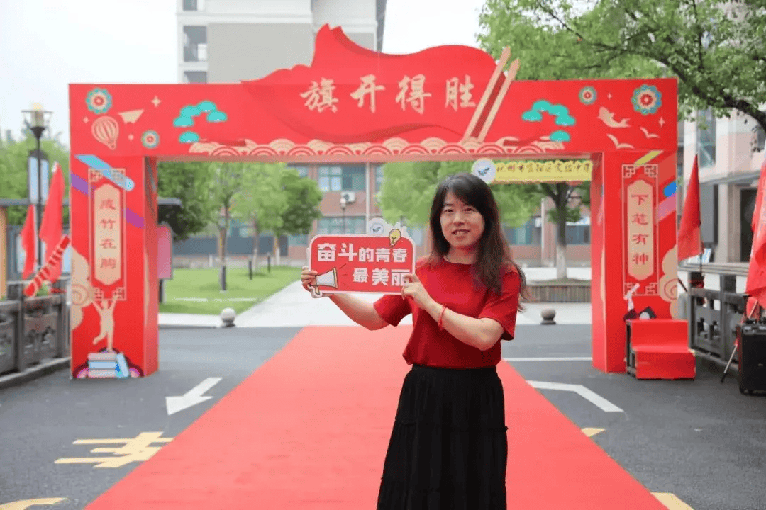 书本整齐列队,等待进场实验中学的同学们语文开考前实验中学勇往直前