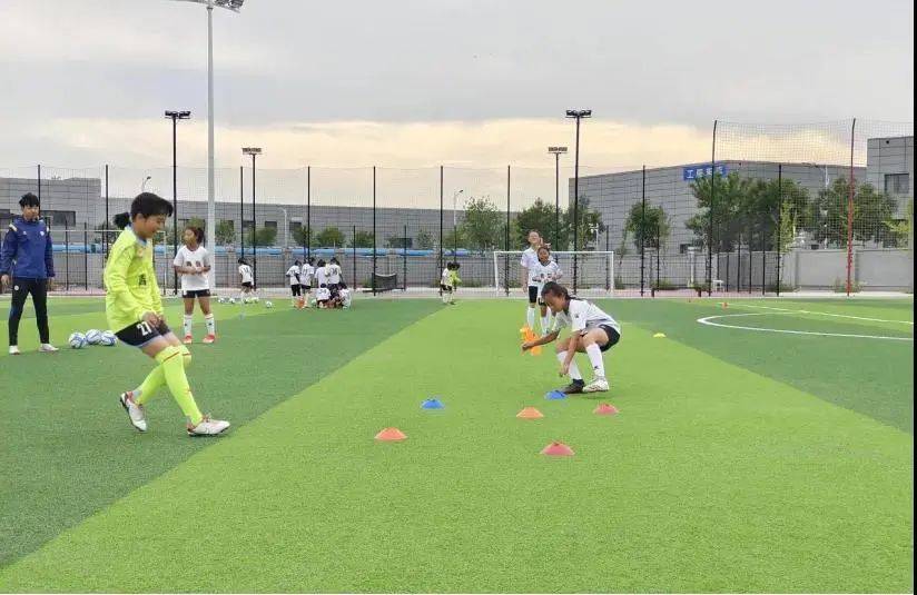 游龙戏凤""赛龙舟""抢粽子"和"粽情射门",队员们以足球活动为载体