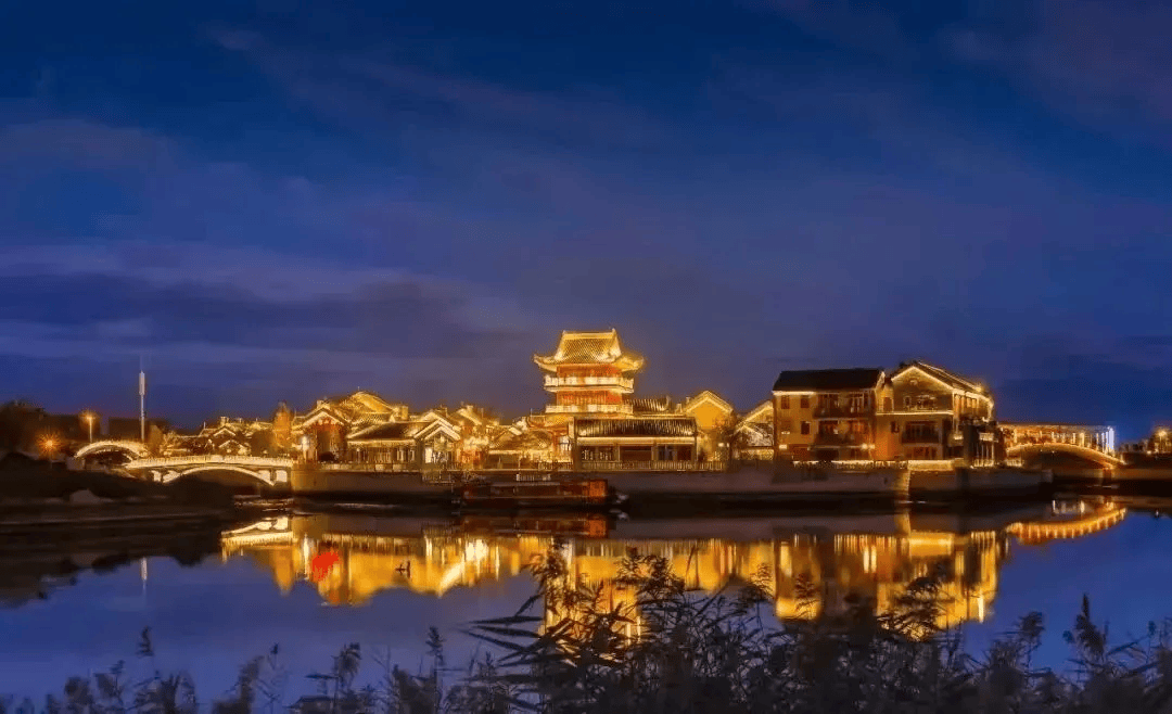 在古色古香的街巷中,烟火升腾映衬着摩肩接踵,夜晚的东夷小镇格外热闹