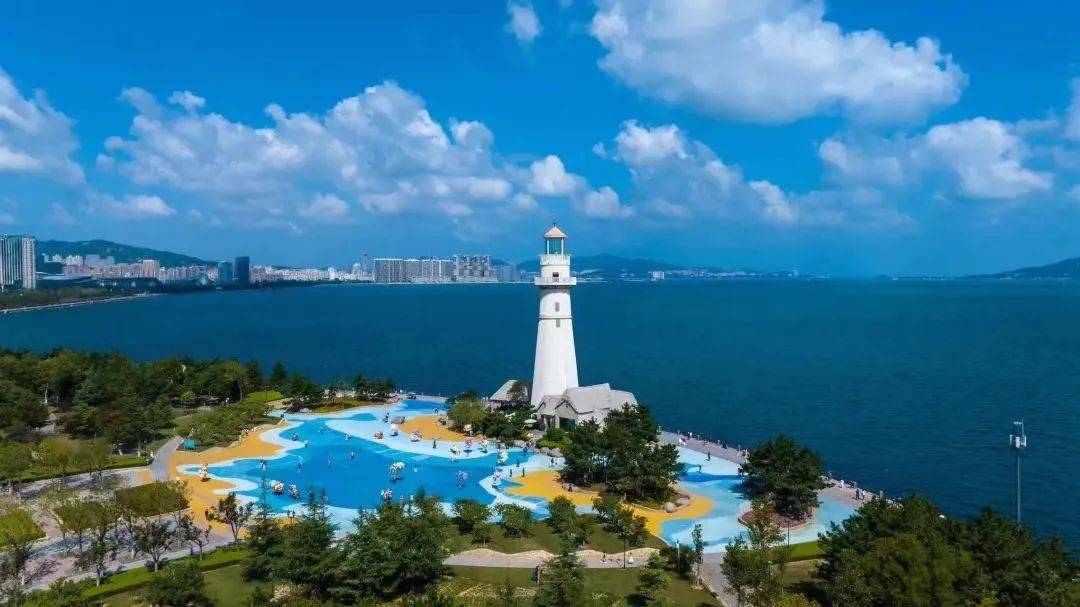 假期里择一闲时,到威海公园安静地坐会,倾听海浪拍打岸边哗