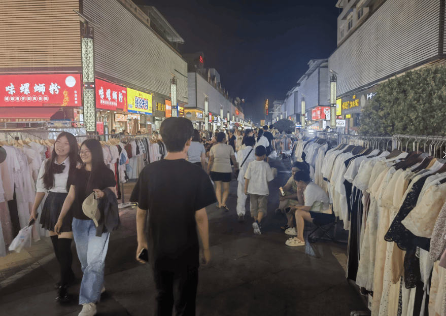 禹州市商贸社区:白 黑新夜态助力居民创业就业