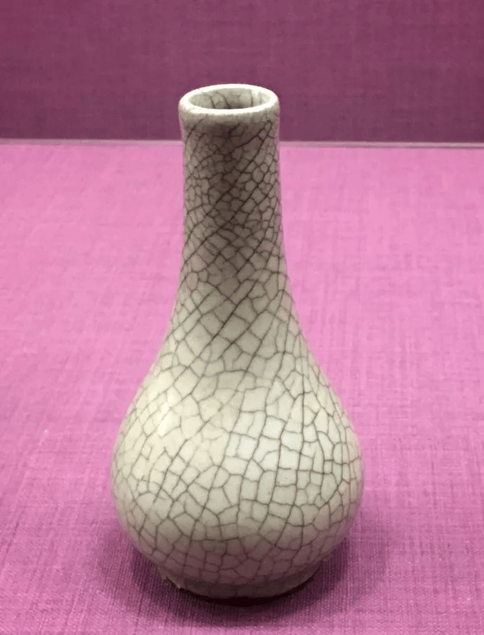 可知乾隆皇帝珍视如宝贝的文物正是宋朝官窑瓷器