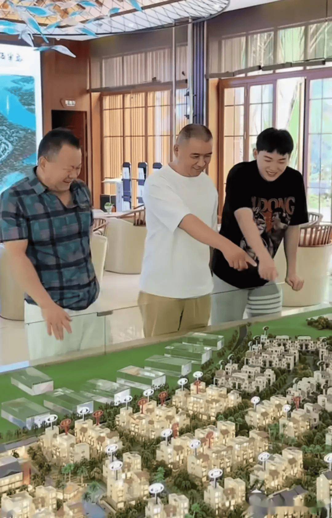 张颖颖和家人看房,定下带院两层别墅,妈妈戴金镯子现身一脸贵气