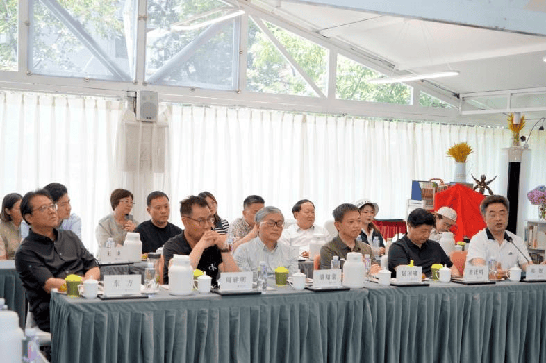 与咖啡馆相邻的尚林品牌金银细工国家级非遗手作坊,也吸引了嘉宾们