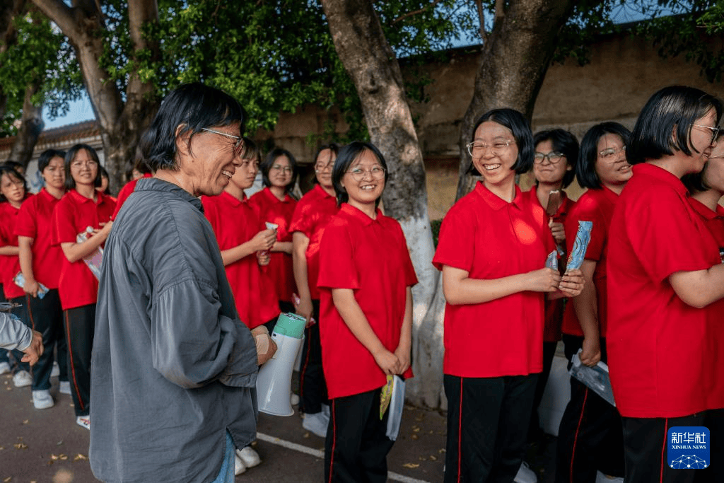 张桂梅校长连续14年送考