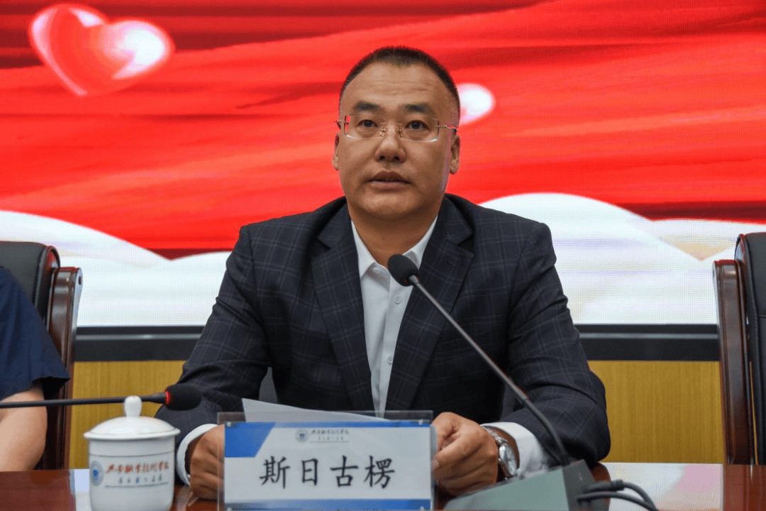 斯日古楞指出,希望同学们以获奖学生为榜样,勤奋学习,勇于实践,不断