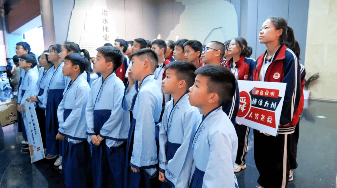 带领绍兴图书馆"树兰书院"少儿国学班和柯桥区王坛镇中学的中小学生们