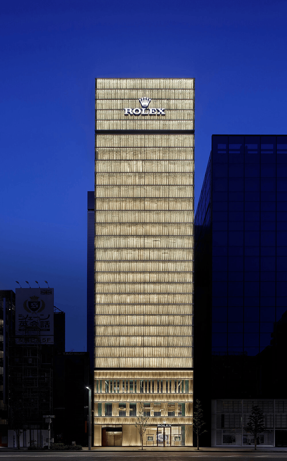 在世界各大都市的繁华街区,总能看到许多奢侈品旗舰店,这些旗舰店不仅