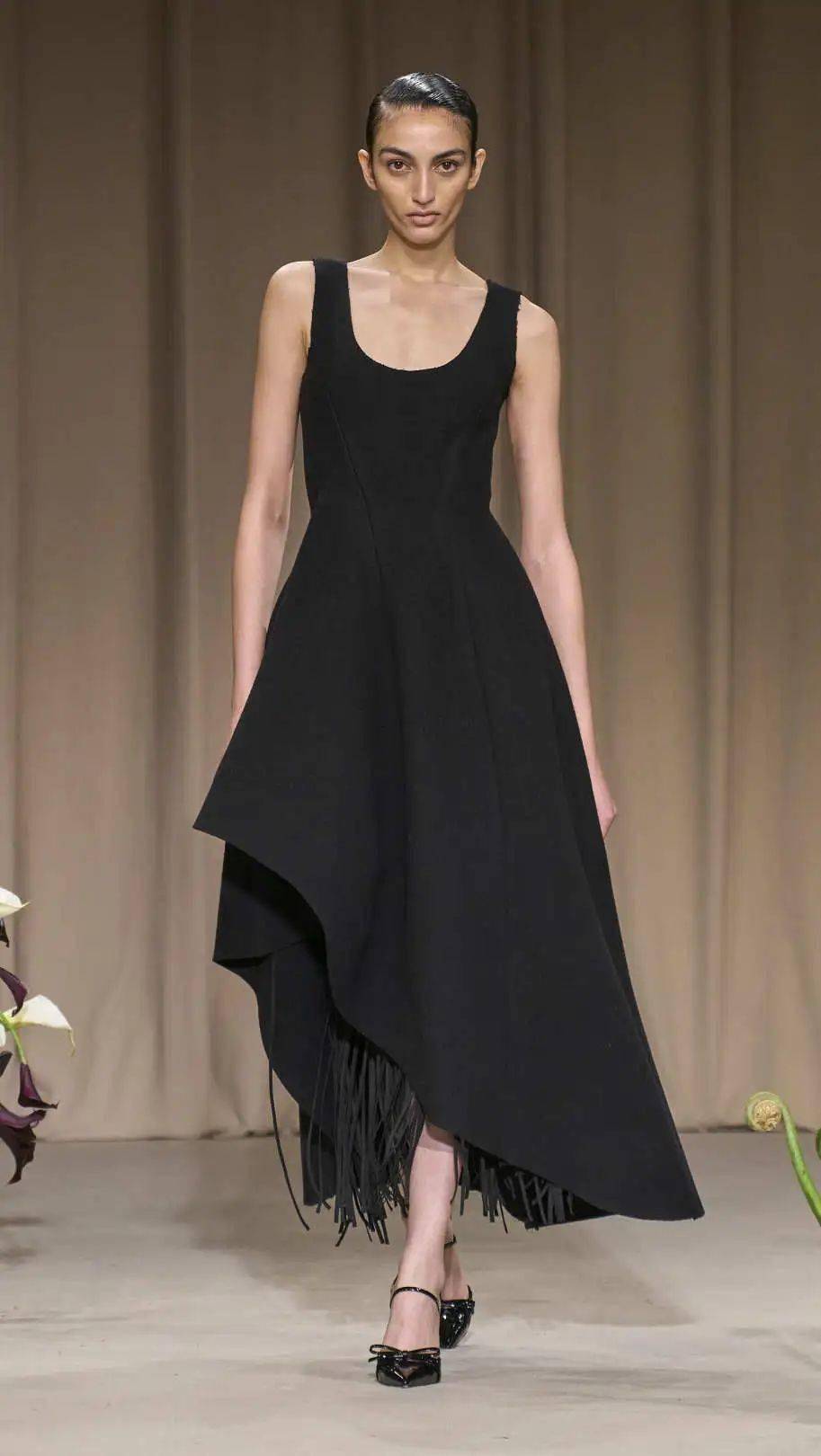 夏天穿这条黑裙子,不经意间惊艳到自己!