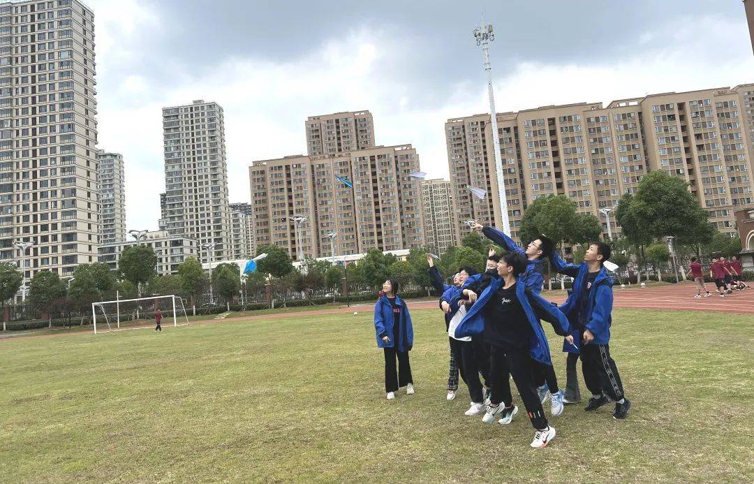 武汉光谷外国语学校的操场上谈笑风生,热闹非凡:初三全体同学轻松自如