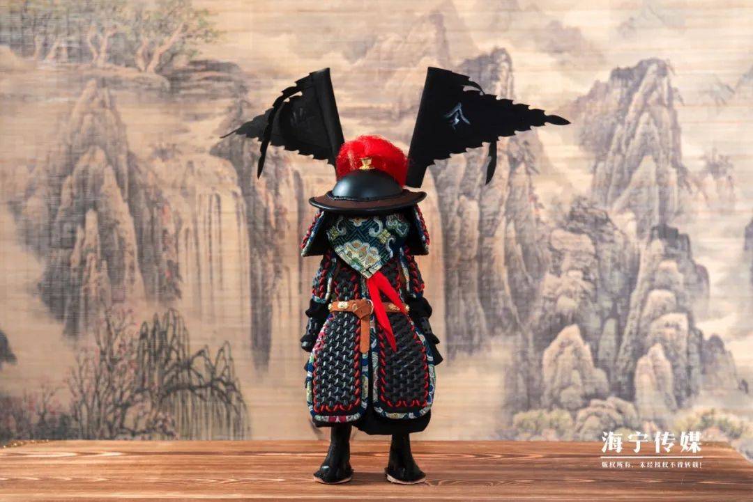 "这款是铁浮图兵人,这款是天武将军兵人,这款是锦衣卫兵人……"温陈华